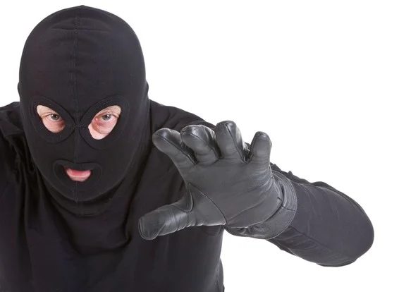 Atvykęs į Škotiją pasisvečiuoti įkliuvo vogdamas labdarai  paaukotus drabužius lietuvis.Ar tikrai viešieji darbai pakeis jo   gyvenseną?