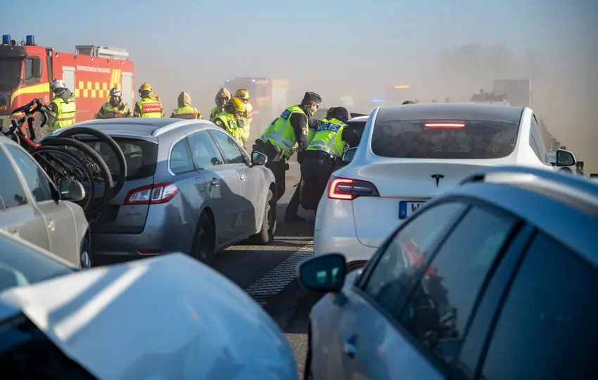 Masinė avarija E22 kelyje Švedijoje: susidūrė 13 transporto priemonių, matomumą pablogino smėlio audra.
