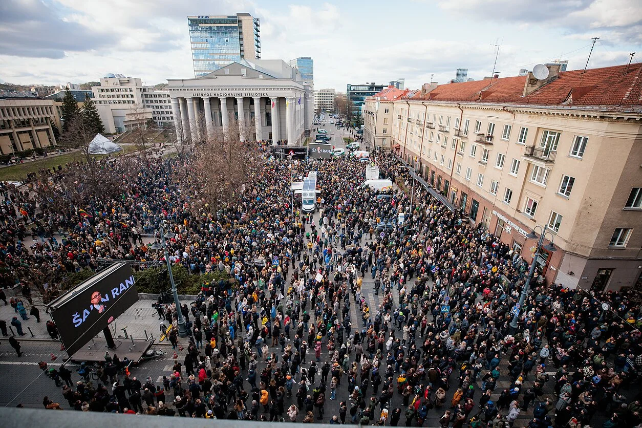 „Šalin rankas“ proteste – 10 tūkst. žmonių, vengro įspėjimas ir vidurinis pirštas Seimui