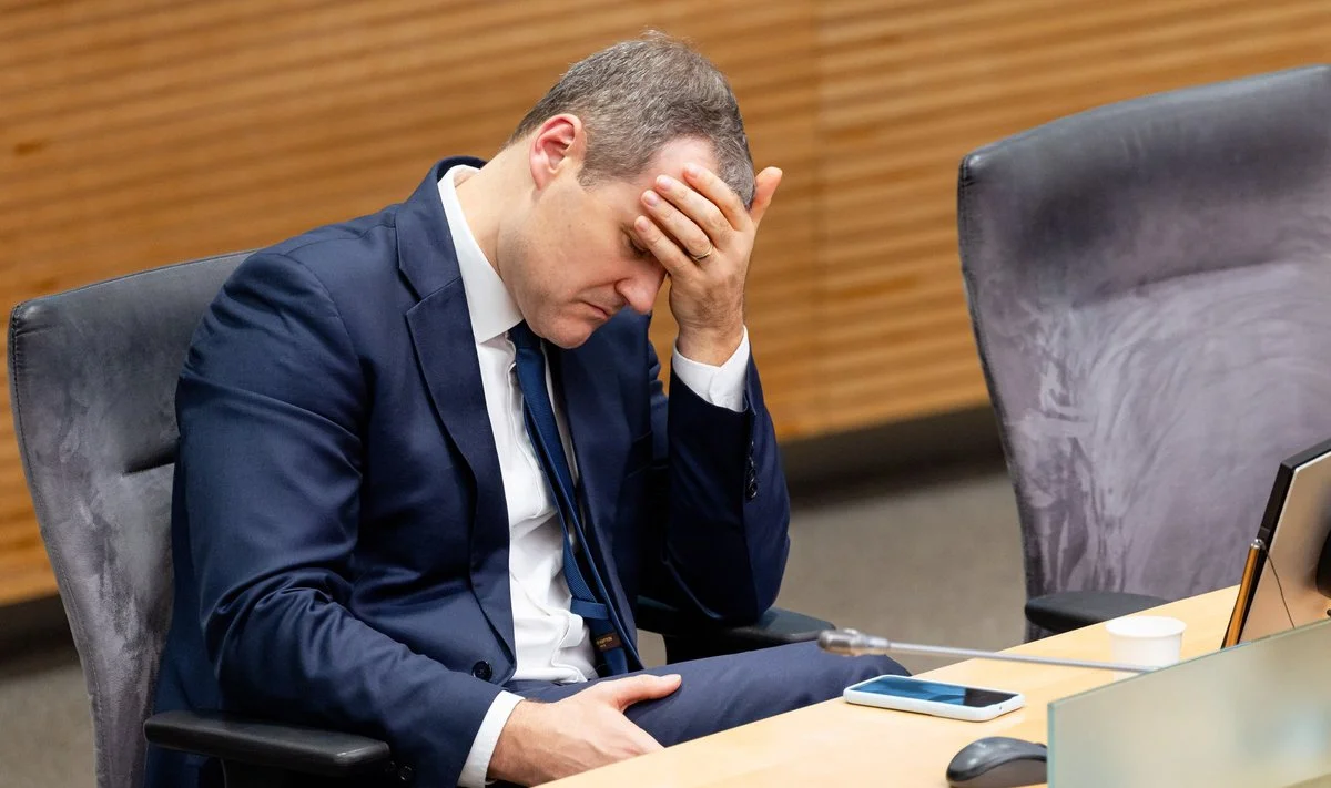 Sunkios dienos Gintautui Paluckui.Reikia deginti tiltus?