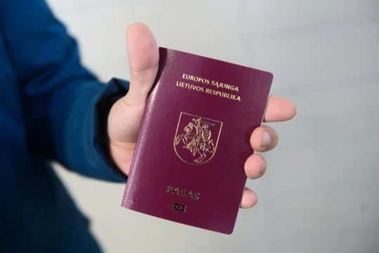 Diasporos rašytojai apie lietuvių kalbą: duona, pušynas, pieva – o ką ji reiškia jums?