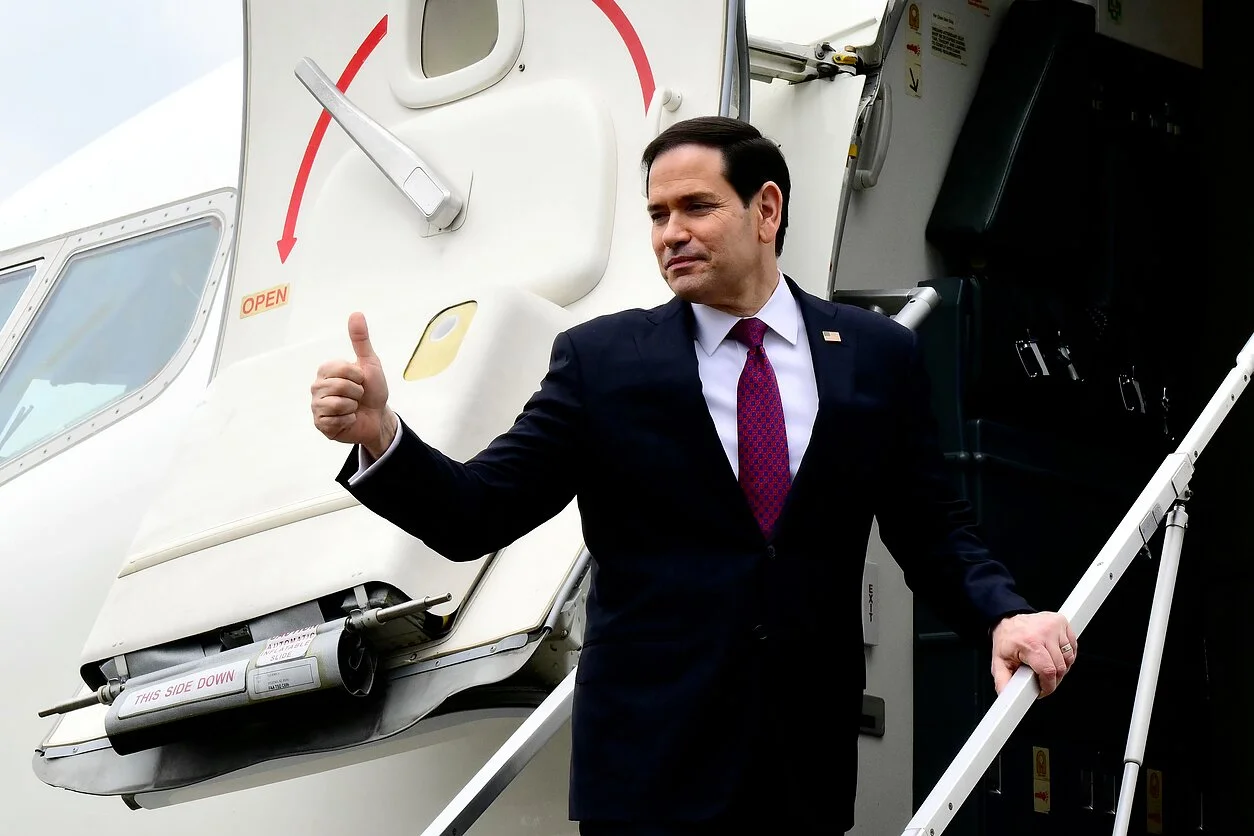 Dviprasmiška Marco Rubio situacija: jis vyksta su D. Trump į Kiniją,o ši turi įvedusi sankcijas prieš jį.Bus peržengtas  rubikonas?