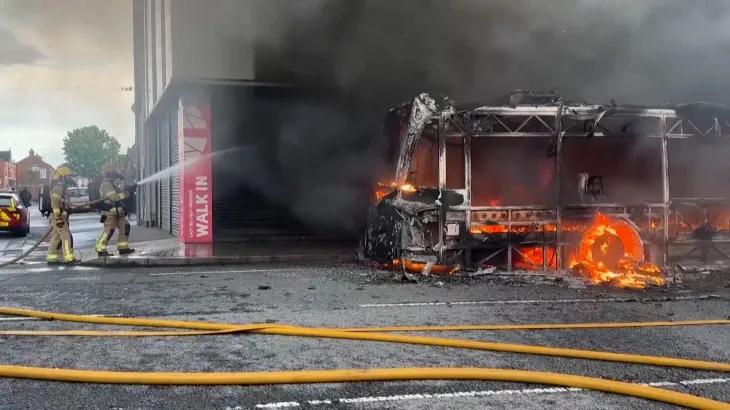 Chaosas, neramumai tęsiasi Šiaurės Airijoje, 12 pareigūnų sužeista, yra suimtųjų