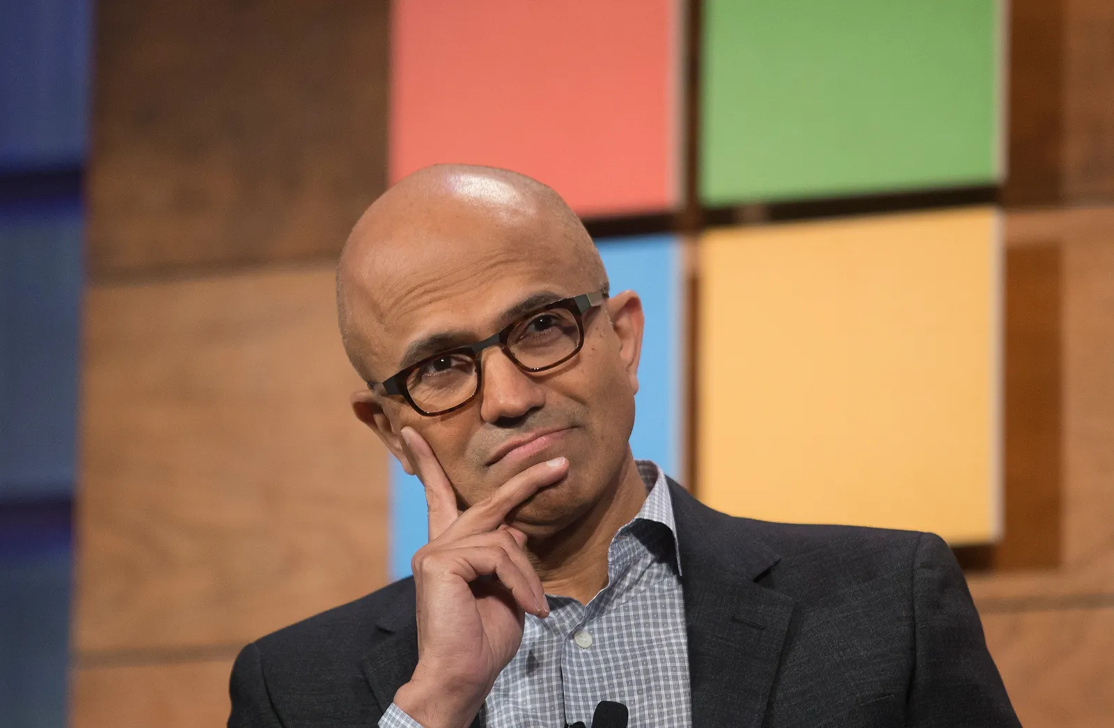 Microsoft vadovas pareiškė apie DI(AI)  gigantus: „Negalime leisti jiems praryti ekonomikos“