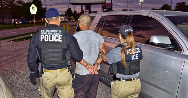 JAV  teisėti nuolatiniai gyventojai (permanent resident) ,taip pat gali susidurti su deportacija