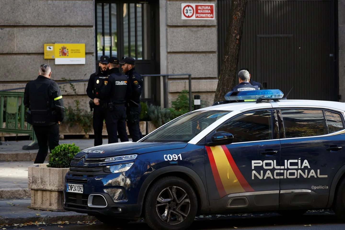 Ispanijos policija konfiskavo 16 tonų padirbtų pasaulio čempionato atributikos