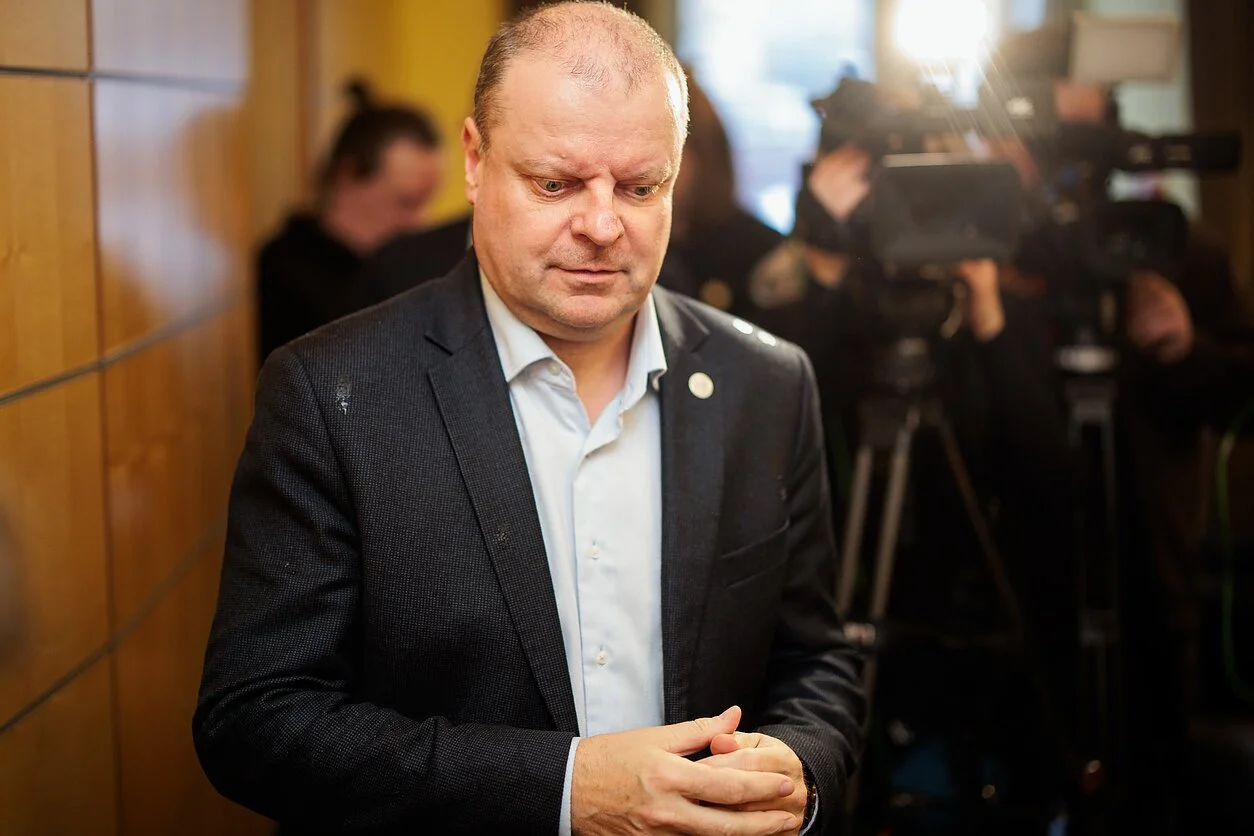 Anksčiau Saulius Skvernelis nešiojo antpečius, dabar-apykoję