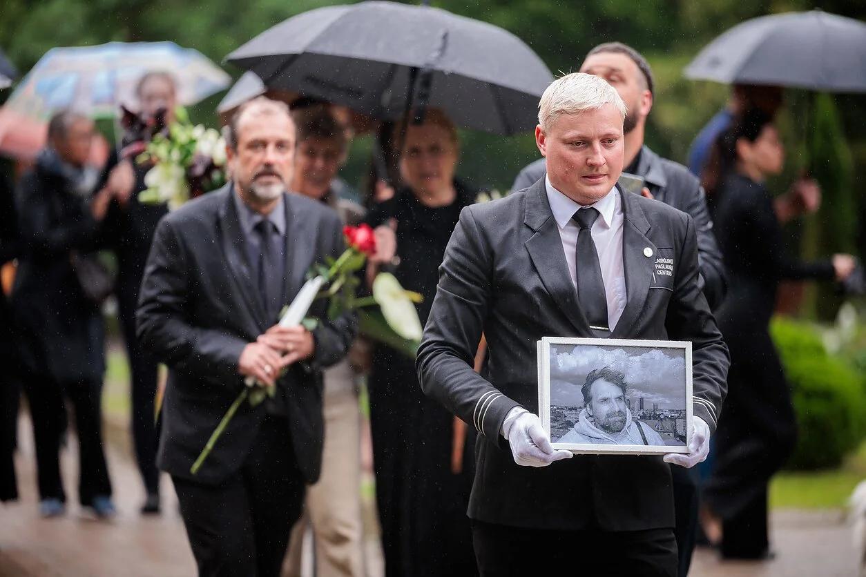 Poetas Marčėnas amžinojo poilsio atgulė Menininkų kalnelyje