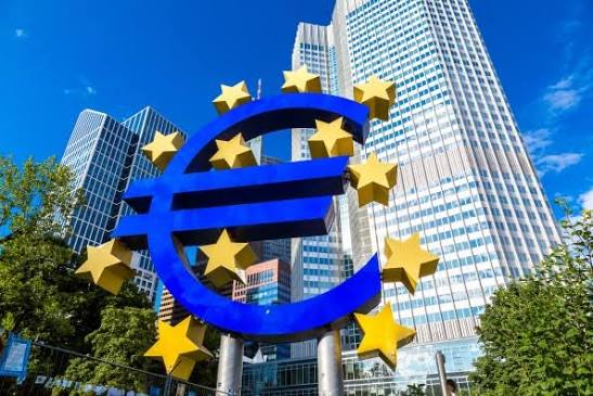 ECB priėmė daugelio prognozuotą sprendimą dėl bazinių palūkanų normų
