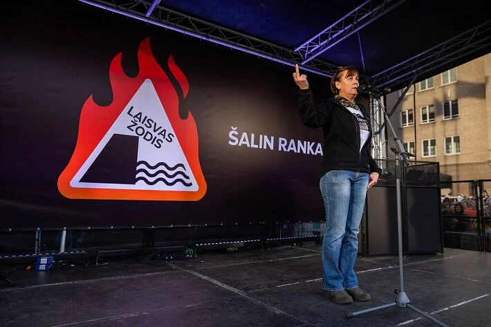 Skundą dėl baudos už vidurinio piršto rodymą pateikusi Miliūtė – laimi: byla nutraukta