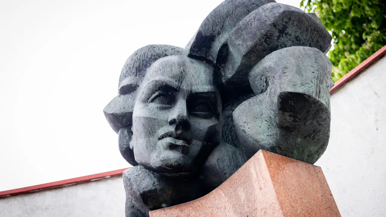 Apklausa: dauguma gyventojų linkę poetės Nėries paminklą palikti
