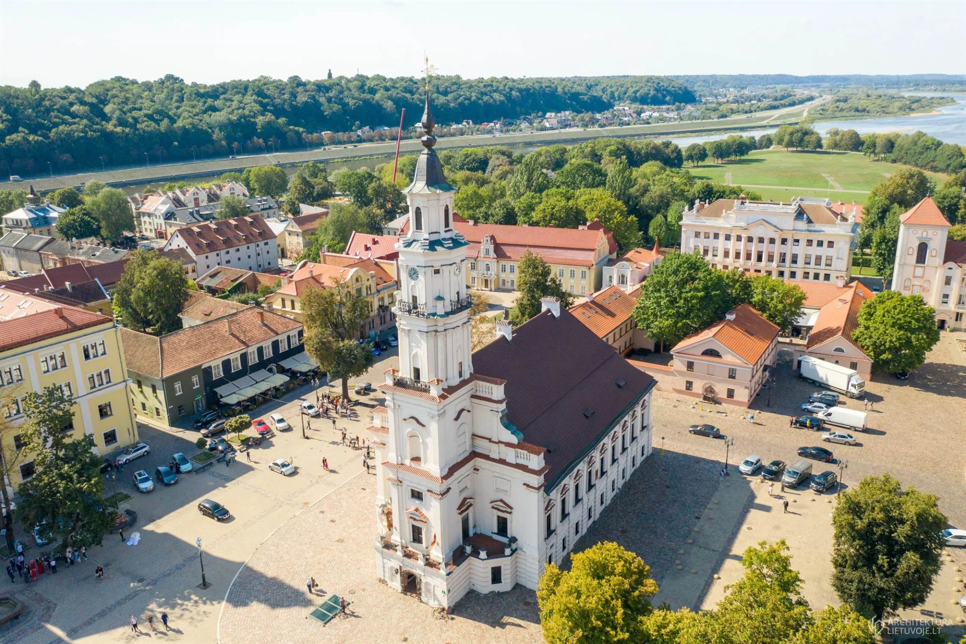Lietuva spalio pradžioje: rinkimų startas, Konstitucijos pataisa ir tankų gamykla Kaune