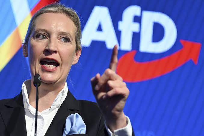 Vokietija ir Britanija – priešingomis kryptimis: AfD kyla, Burnhamas stabdo populistus